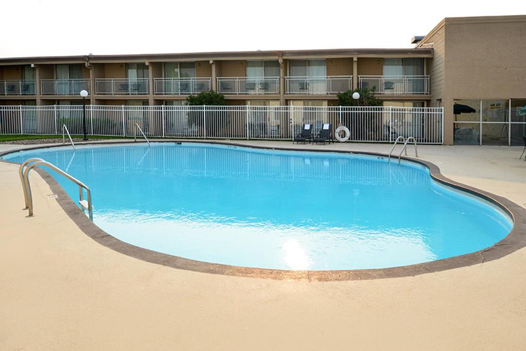 Americas Best Value Inn - Campus View О-Клэр Экстерьер фото